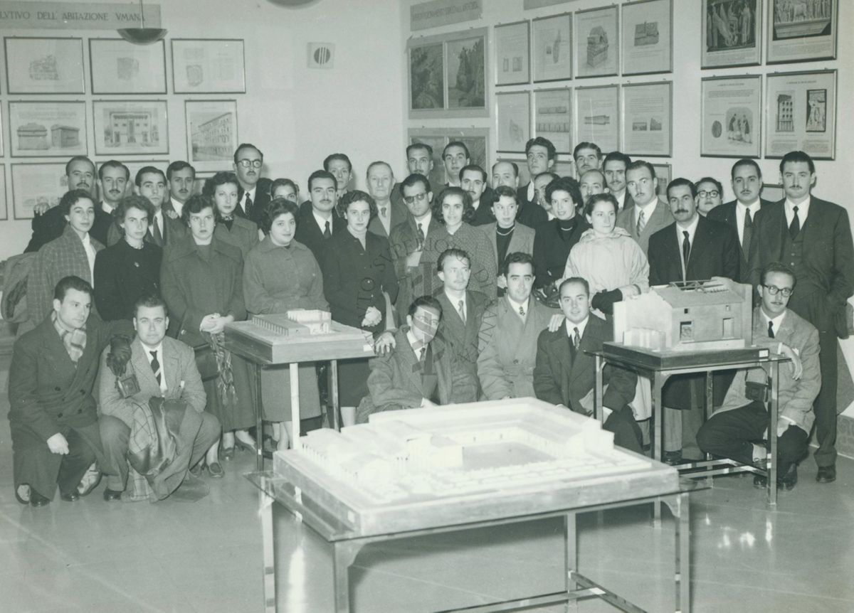 Foto di gruppo nel Museo dell'Istituto Superiore di Sanità. Al centro il Dott. Pantaleoni