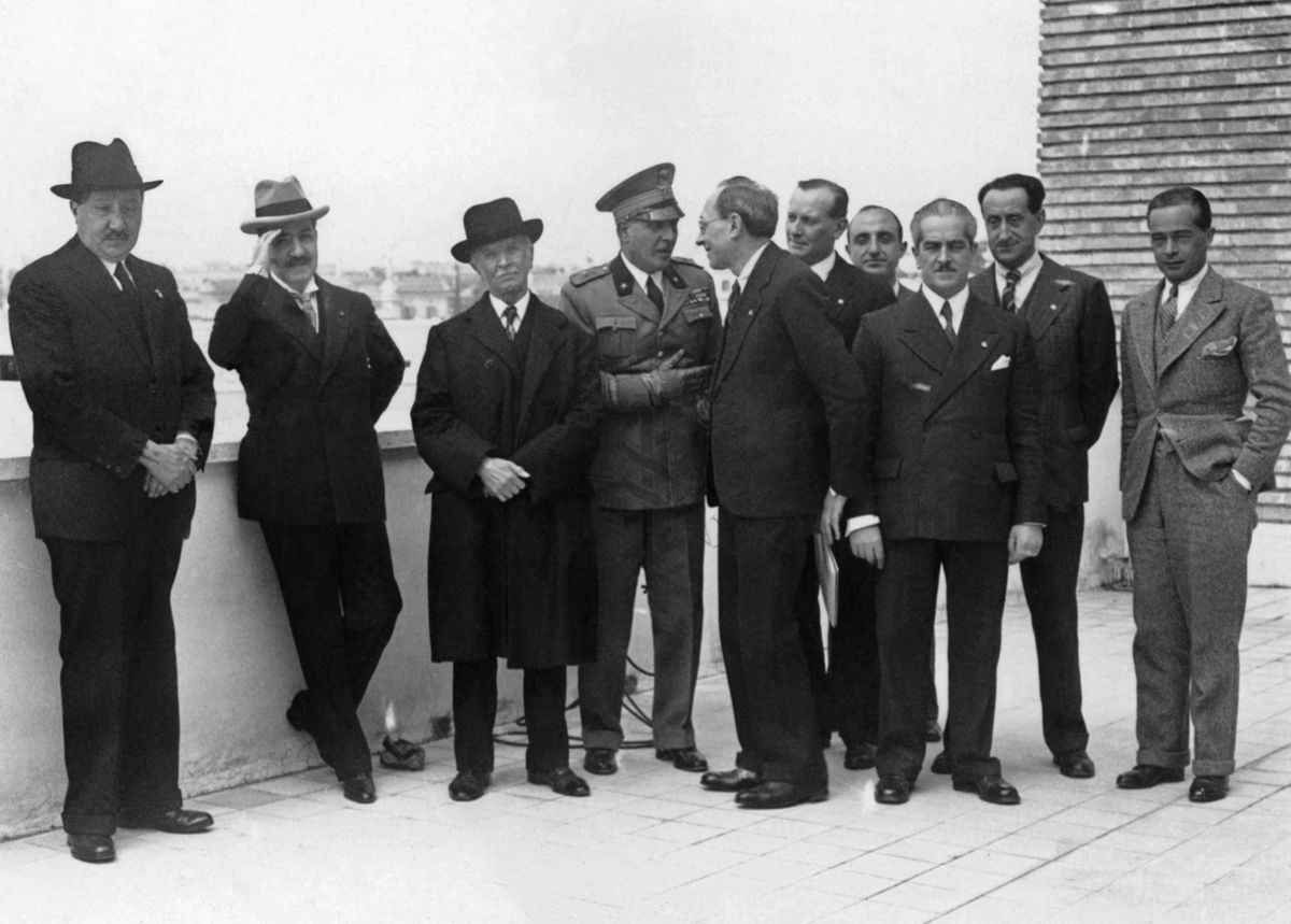 L'ambasciatore del Brasile, insieme ad altre persone, tra le quali, l'ingegnere capo Gregorio Birelli; in posa su una terrazza dell'Istituto di Sanità Pubblica
