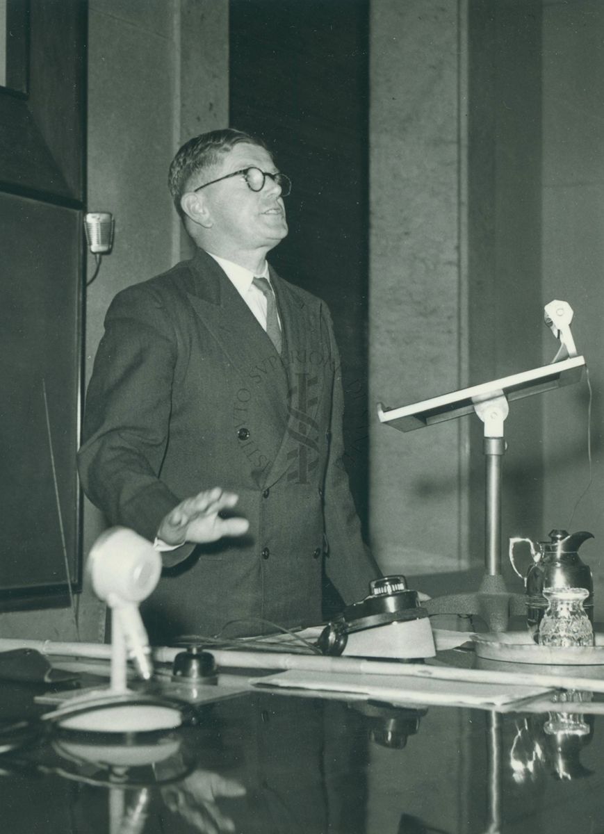 Il Prof. Sir F. Macfarlane Burnet durante il suo intervento