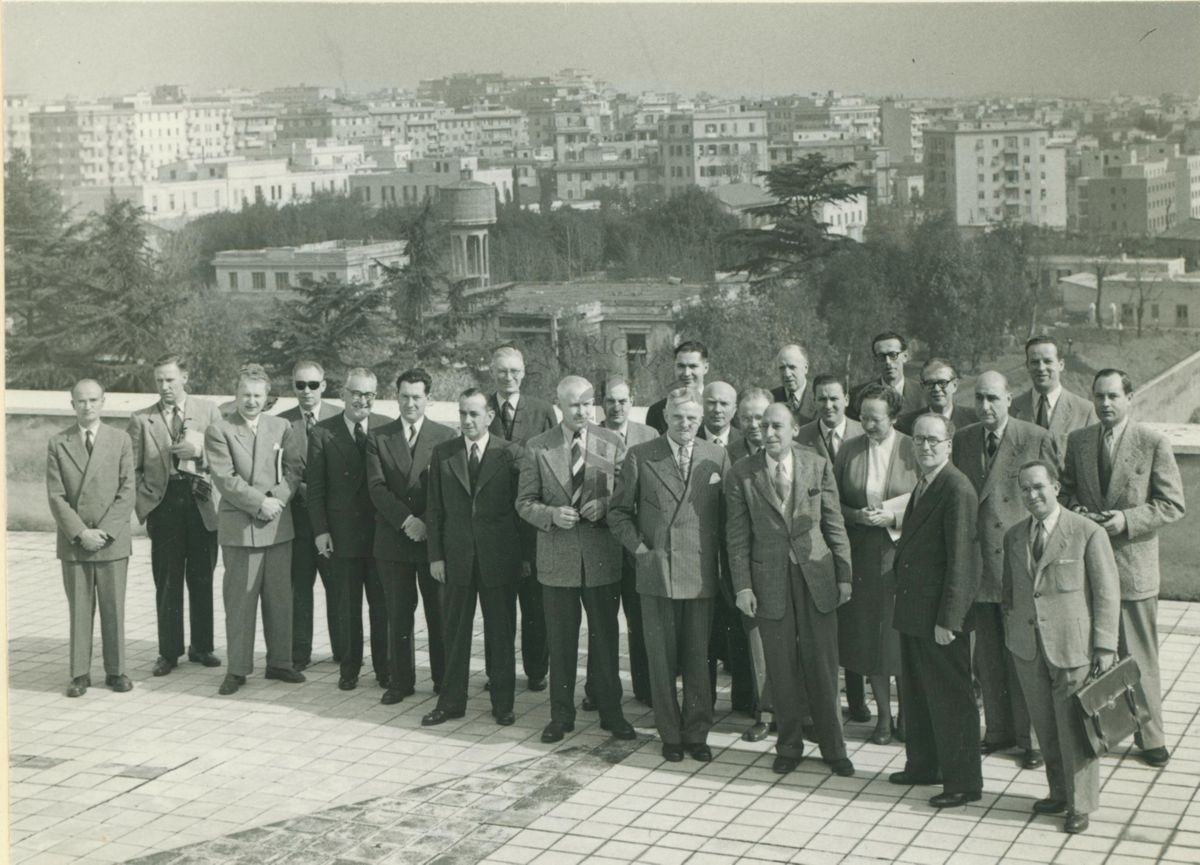 Ripresa dall'alto del gruppo degli assistenti sanitari dell'Organizzazione Mondiale della Sanità sulla terrazza dell'Istituto Superiore di Sanità, con una veduta della città di Roma sullo sfondo, in occasione della visita all'Istituto