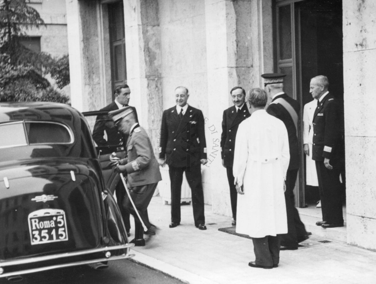 Vittorio Emanuele III, in visita all'Istituto di Sanità Pubblica, risale in macchina dopo la visita in presenza di varie persone tra cui il Prof. Domenico Marotta
