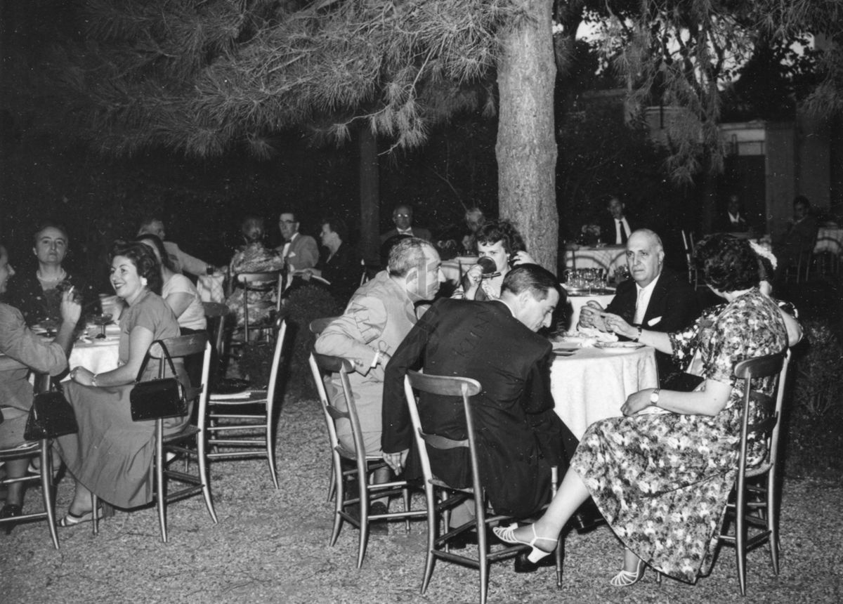 Ripresa di alcuni tavoli e dei partecipanti agli stessi seduti nel giardino dell'Istituto Superiore di Sanità in occasione del ricevimento tenuto durante il Congresso internazionale per la lotta alla poliomielite.