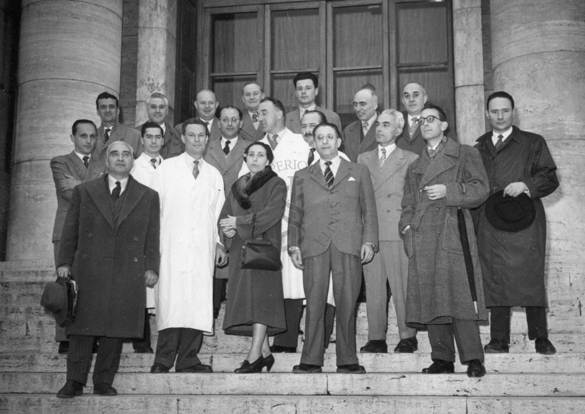 Foto di gruppo sulla scalinata dell'ingresso principale dell'Istituto Superiore di Sanità, in occasione del II corso di aggiornamento per i Direttori dei Laboratori chimici provinciali. Presente il Dott. Massimo Pantaleoni (ultima fila, quarto da sinistra)