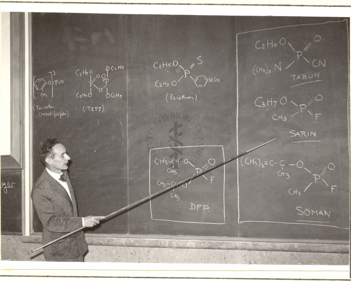 Il Prof. Bovet illustra formule chimiche alla lavagna di un'aula dell'Istituto Superiore di Sanità