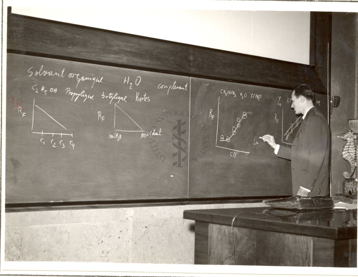 Il Prof. Michael Lederer alla lavagna dell'aula magna