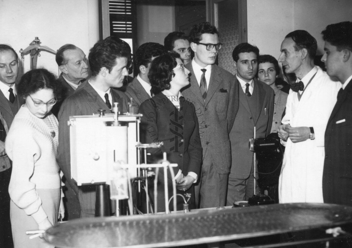 Parte del gruppo degli studenti della facoltà di medicina dell'Università di Firenze, in visita all'Istituto Superiore di Sanità, ripresi all'interno di uno dei laboratori, davanti ad alcune apparecchiature intorno al Prof. Bovet, sulla destra in camice bianco