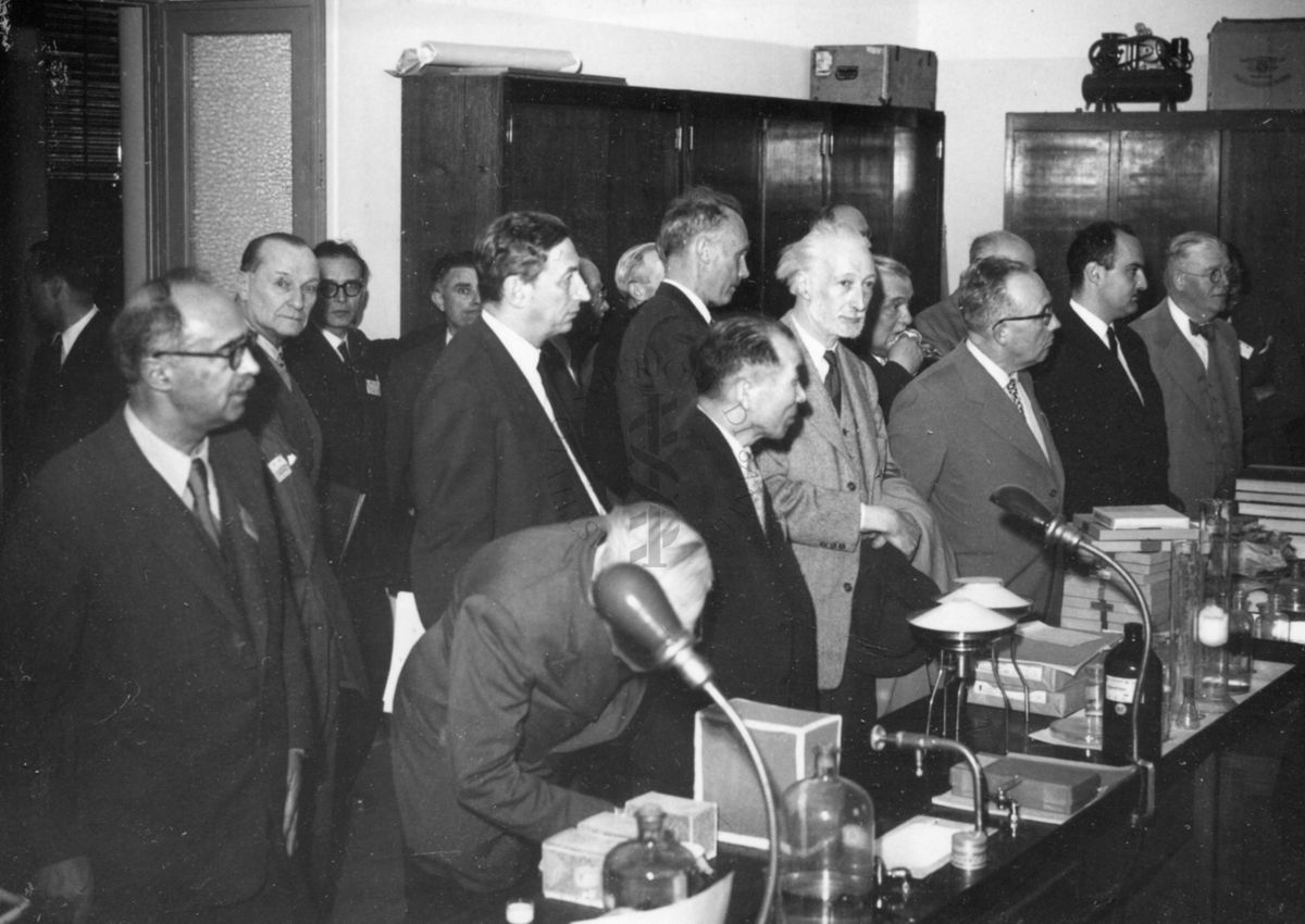 Parte del gruppo dei delegati dell'UNESCO in visita all'Istituto Superiore di Sanità ripreso all'interno delle stanze da lavoro. Si riconosce nella foto il Dott. Massimo Pantaleoni, davanti alla porta vetri con lo sguardo rivolto verso la macchina fotografica.