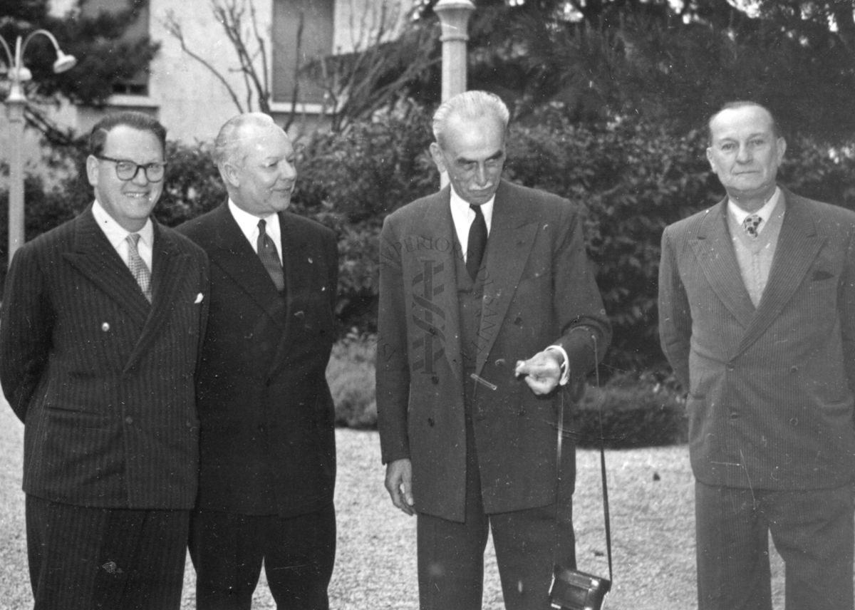 Foto di gruppo negli spazi esterni dell'Istituto Superiore di Sanità in occasione della visita di delegati dell'UNESCO: tre delegati insieme al Dott. Giuseppe Penso (primo a destra)