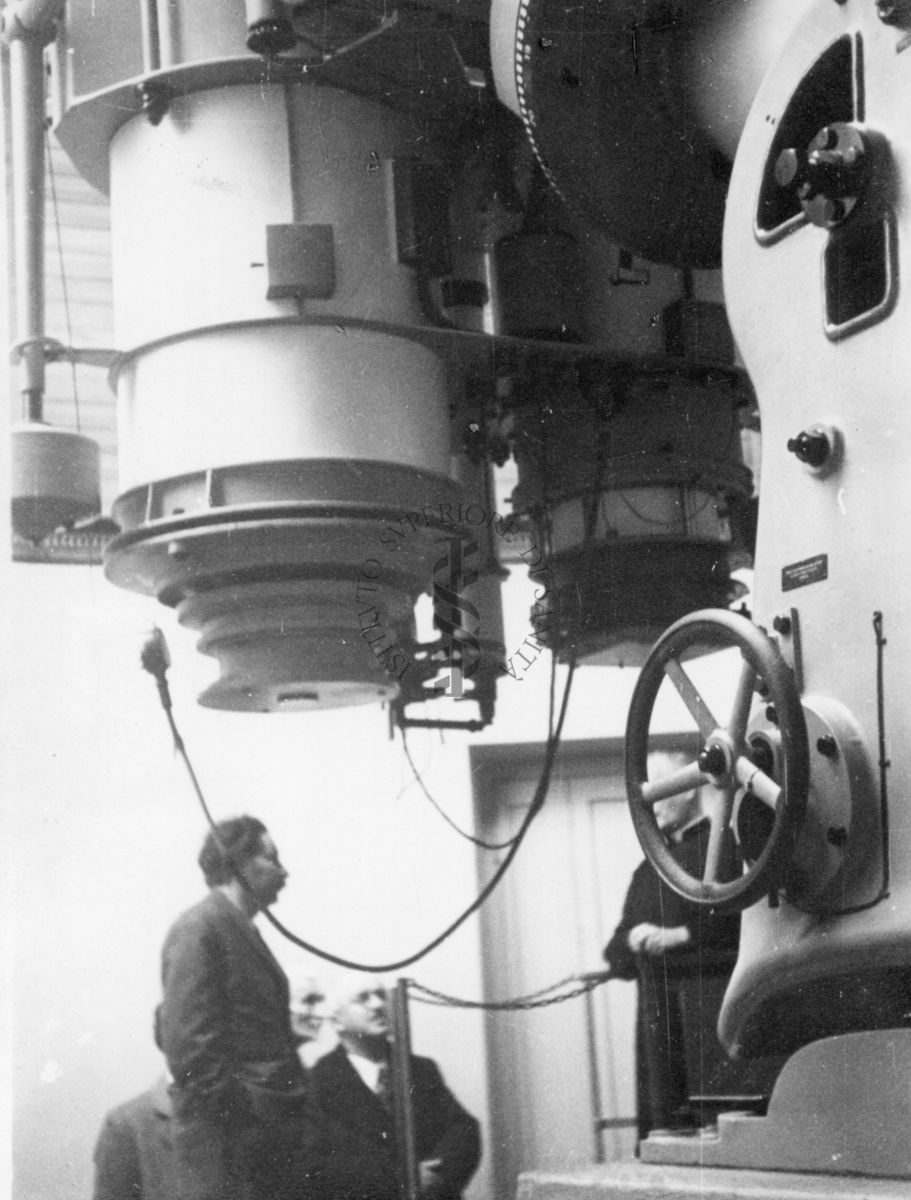 Il Prof. Ernst Chain vicino alle installazioni dell'Osservatorio astronomico