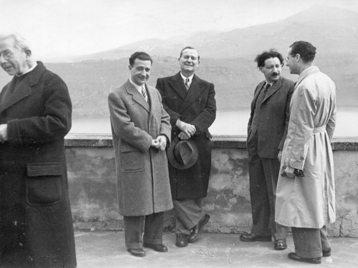 Il Prof. Ernst Boris Chain insieme ad altre persone, tra cui il Dr. Massimo Pantaleoni, all'esterno dell'Osservatorio con veduta sul lago di Castel Gandolfo