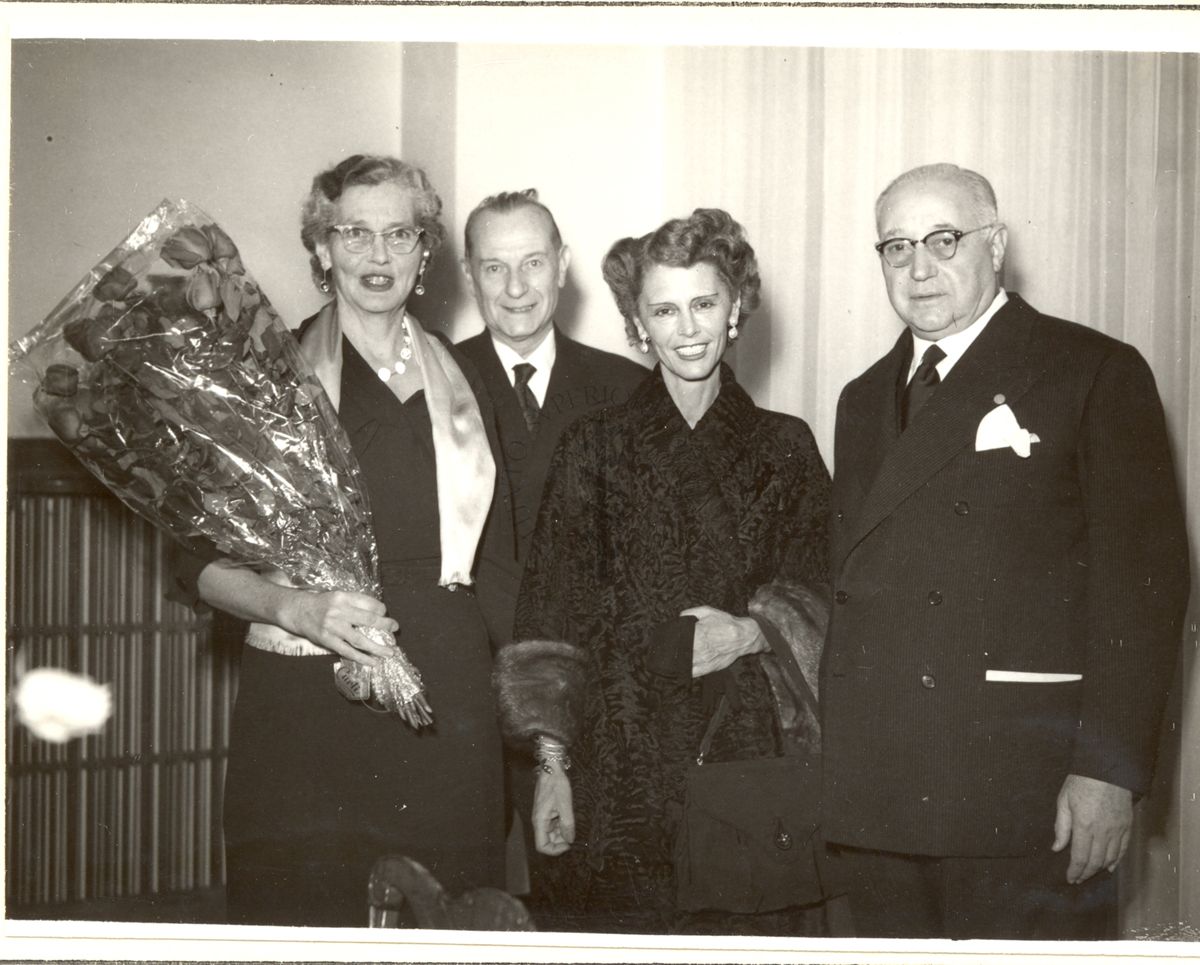 Foto di gruppo in una stanza della Direzione. Da sinistra la Prof.ssa Helen Brooke Taussig, il Dott. Massimo Pantaleoni e il Prof. Domenico Marotta