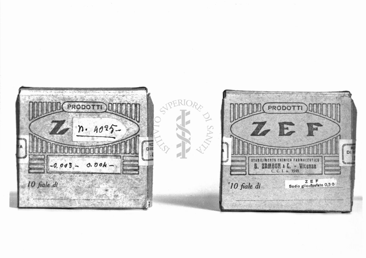 Dettaglio di due scatole uguali di fiale ma con etichette diverse.
Su quella di destra si legge:
ZEF
Stabilimento chimico farmaceutico
G. Zambon & C. - Vicenza
C.C.I. n. 3549
10 fiale di ZEF Sodio glic-fosfato
