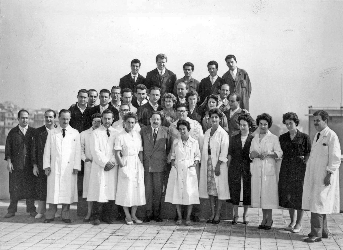 Foto di gruppo all'esterno dell'Istituto Superiore di Sanità, sulla terrazza dell'edificio centrale, con al centro il Prof. Ernst Boris Chain