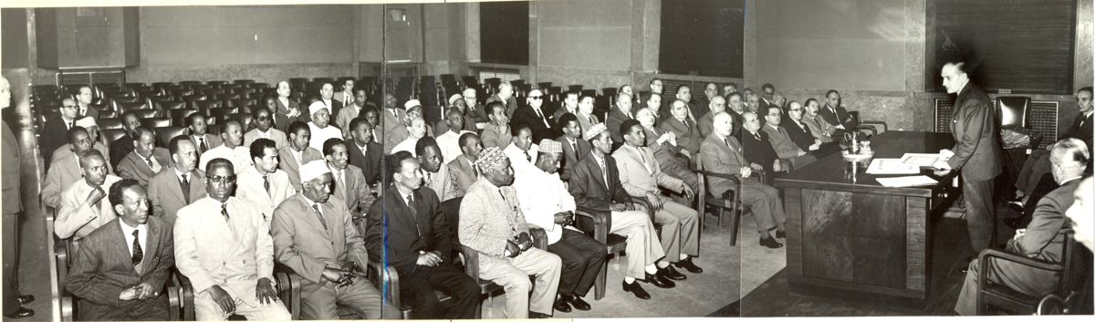 Consegna dei diplomi ai 35 partecipanti al II° Corso per Assistenti Sanitari Somali alla Presenza del Ministro della Sanità. S.E. Camillo Giardina che effettua un suo intervento in aula, tra le persone sedute a suo fianco riconosciamo il Prof. Daniel Bovet ed il Prof. Giuseppe Russo