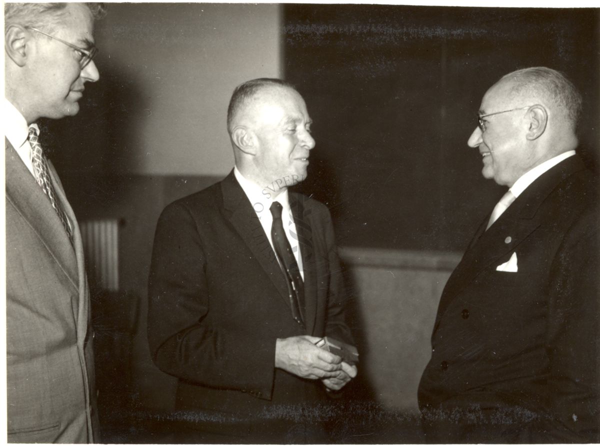 Il Prof. Domenico Marotta a colloquio con il Prof. David Nachmansohn in presenza del Prof. Giovanni Battista Marini Bettolo, nell'Anfiteatro dell'Istituto Superiore di Sanità (attualmente aula Marotta)