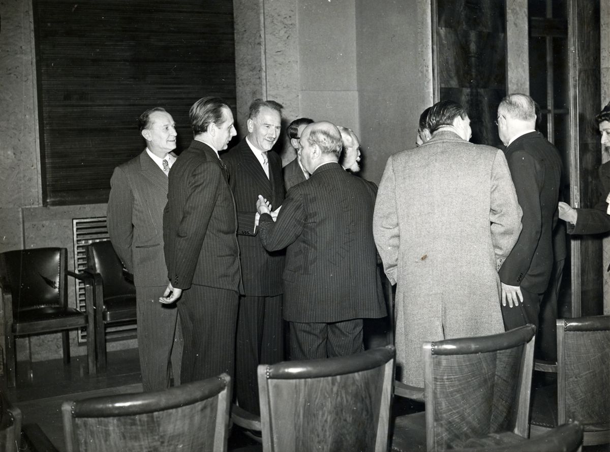 Il Prof. Antoine Lacassagne (terzo da sinistra) conversa con alcuni dei convenuti al termine della sua conferenza tenuta nell'aula magna dell'Istituto Superiore di Sanità. Nella foto è inquadrato anche il Dr. Massimo Pantaleoni (primo a sinistra)