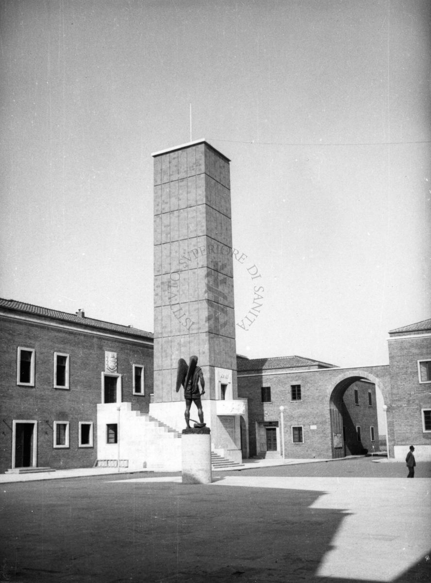 La torre del palazzo Podestarile con il monumento simbolico sulla piazza principale di Aprilia