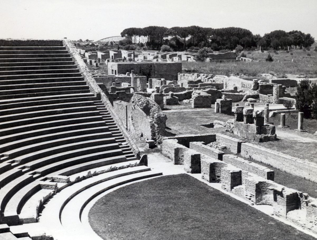 Un'angolo dell'anfiteatro di Ostia Antica