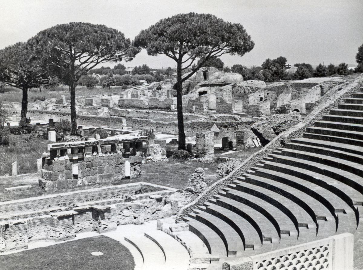 Un'angolo del teatro di Ostia Antica