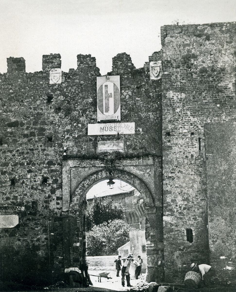 Antiche mura ed una porta d'entrata al borgo