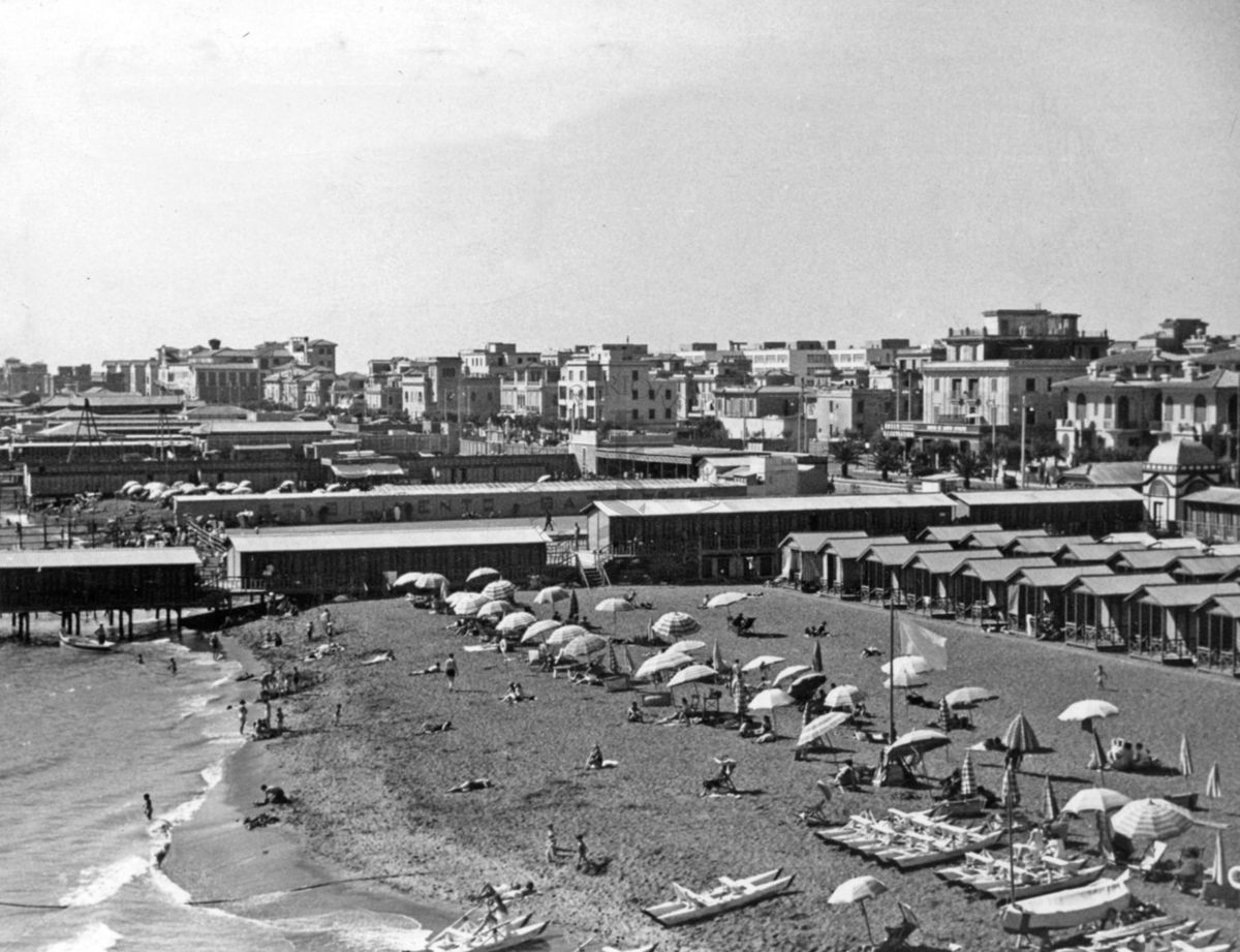 Ostia Lido - Tratto di spiaggia e case verso levante, fotografate dalla torretta dello Stabilimento "Roma"