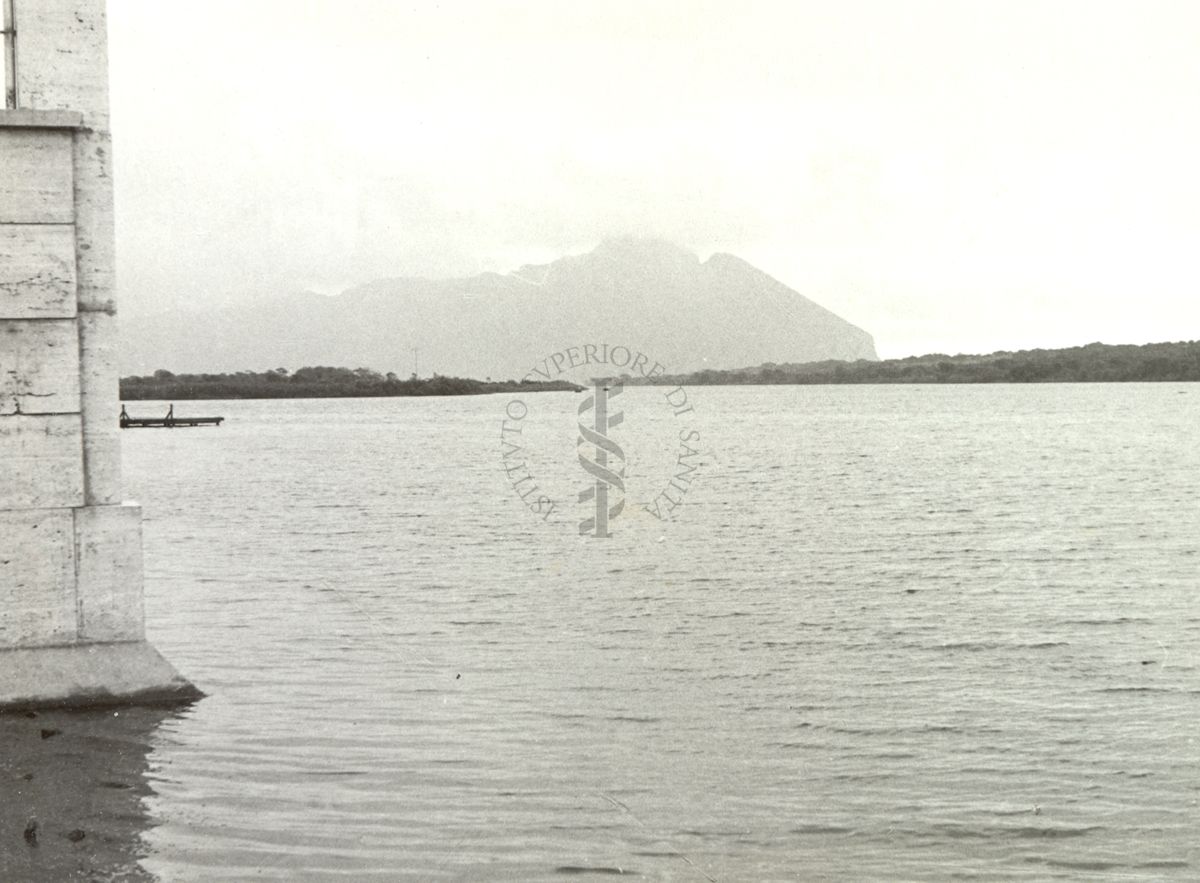 Lago di Sabaudia - nel fondo, il Circeo