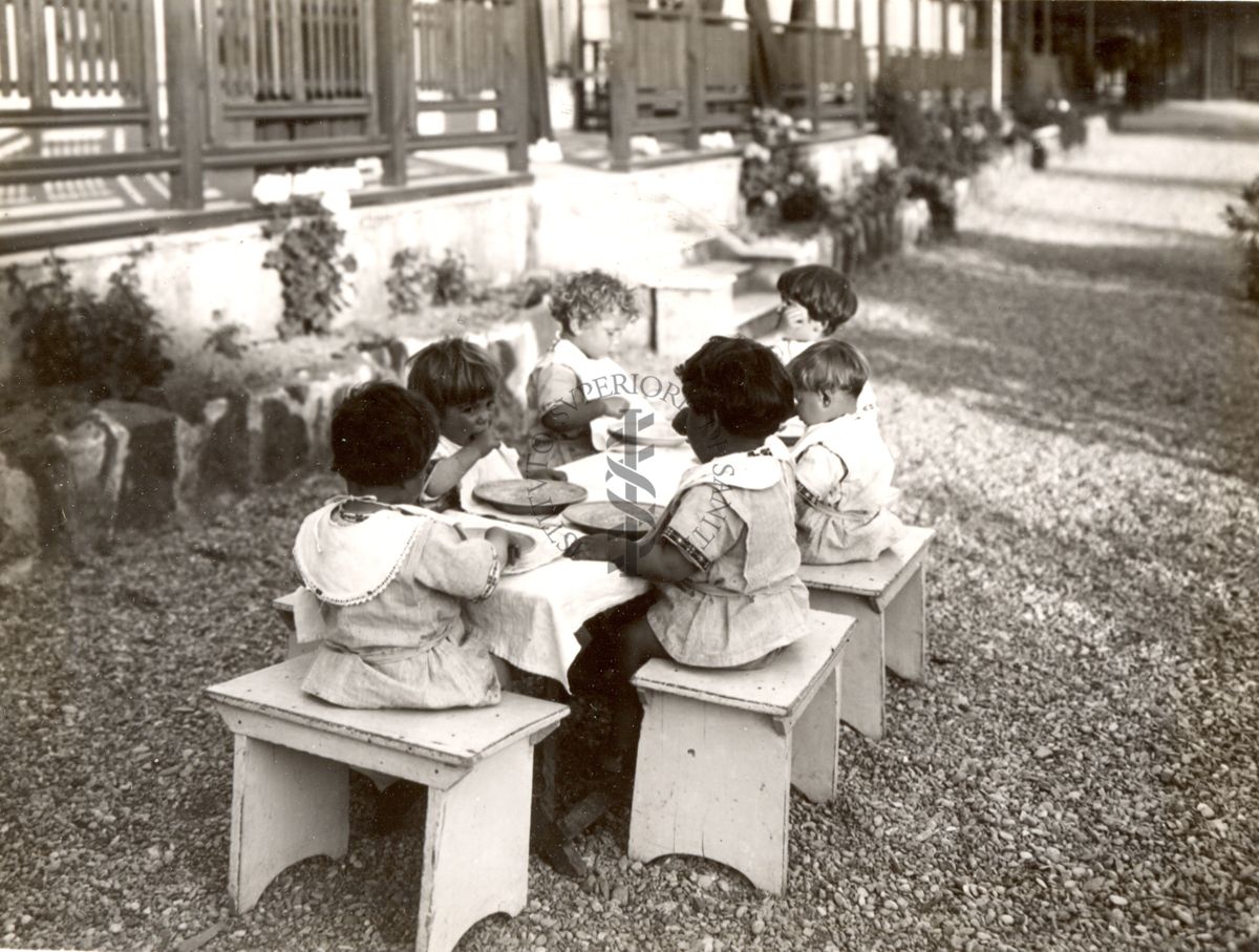 Istituto di S. Gregorio al Celio per l'assistenza all'Infanzia-la vita all'aperto dei divezzi