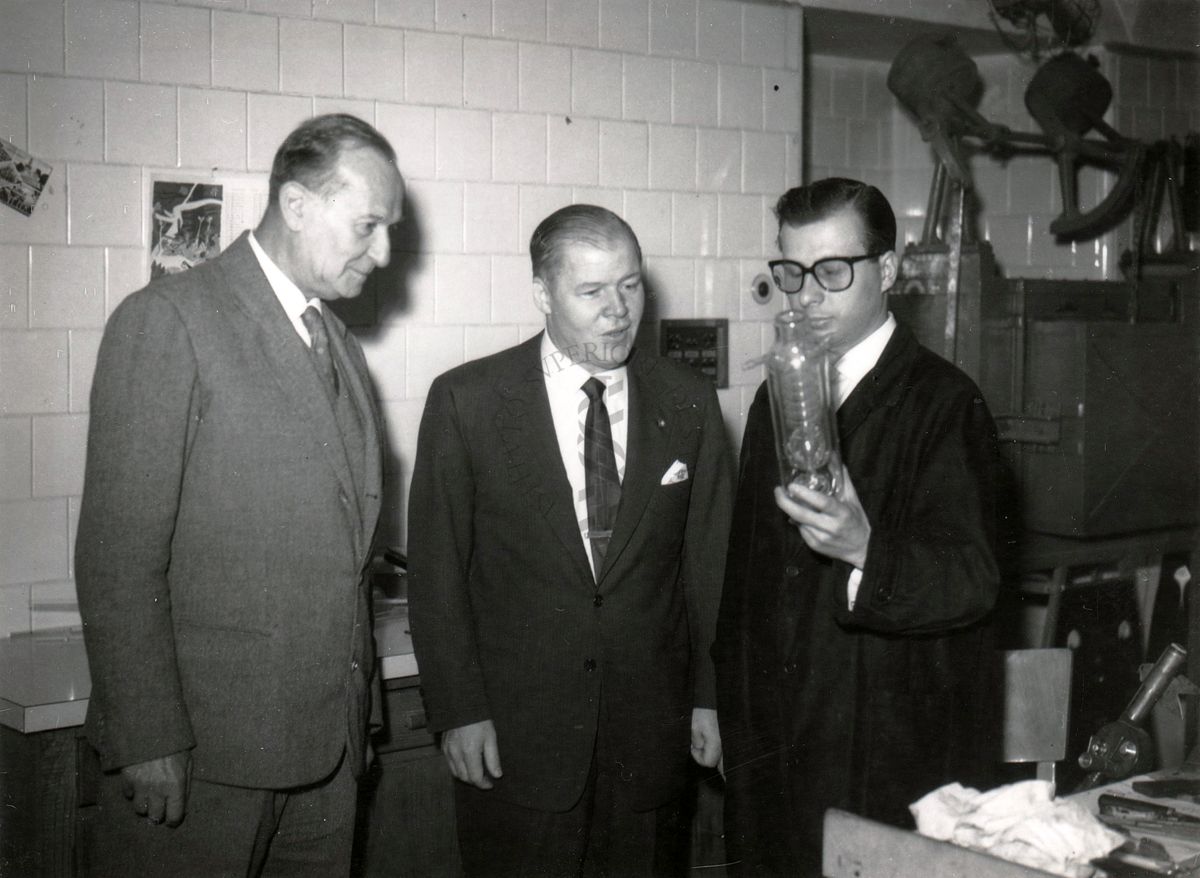 Il prof. Makeen  (al centro della foto) visita un laboratorio dell'Istituto Superiore di Sanità in presenza del prof. Massimo Pantaleoni (primo a sinistra) ed un ricercatore.