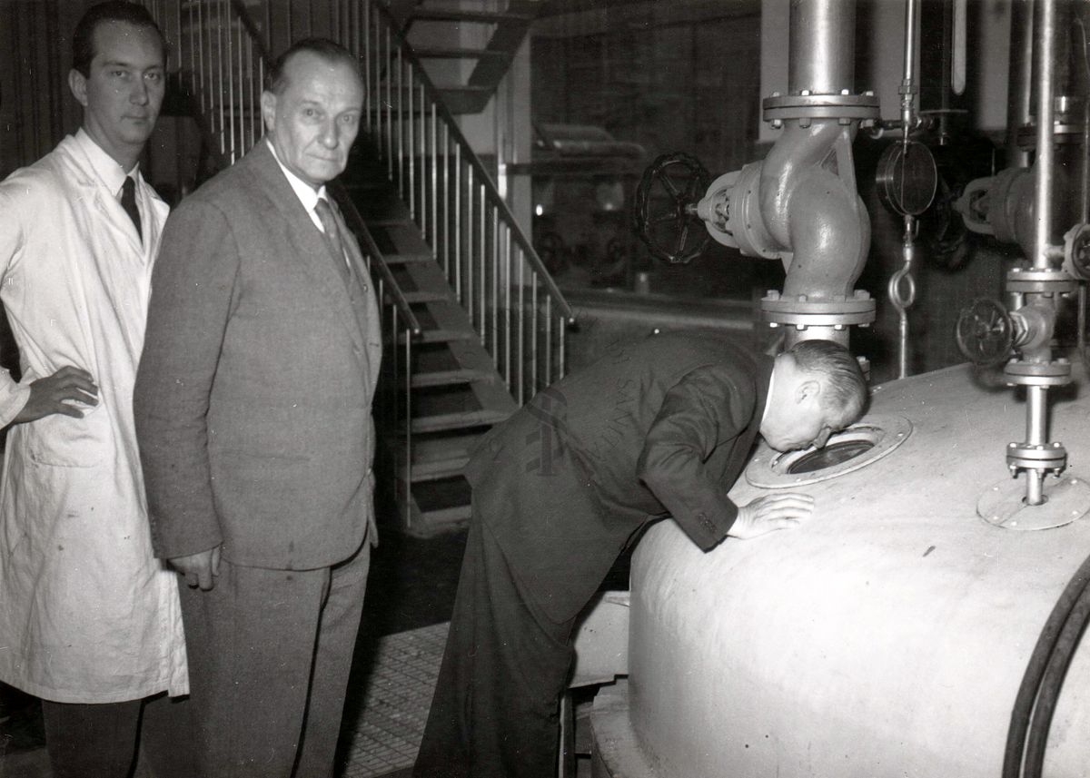 Il prof. Makeen (lato destro) visita un laboratorio per la produzione di penicillina accompagnato dal prof. Massimo Pantaleoni (al centro) ed un altro ricercatore.