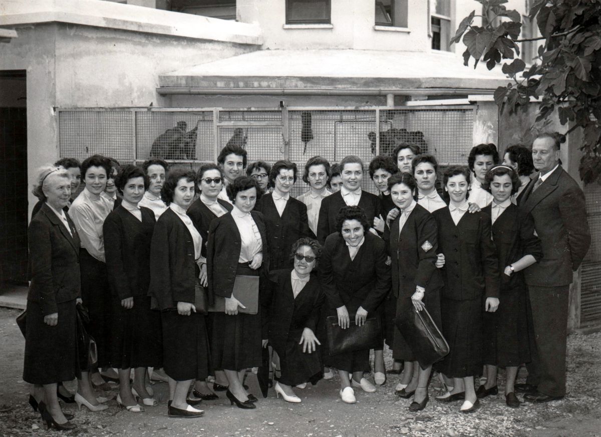 Foto di gruppo, davanti agli stabulari, delle assistenti sanitarie dell'O.N.A.R.M.O. con il prof. Massimo Pantaleoni.