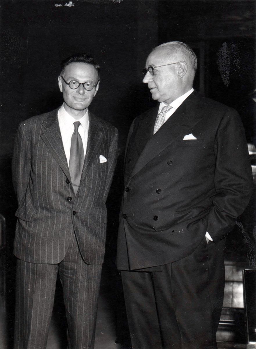 Il prof. Domenico Marotta (sul lato destro) in compagnia del prof. Hans Adolf Krebs (Premio Nobel, lato sinistro della foto) nell'Istituto Superiore di Sanità.