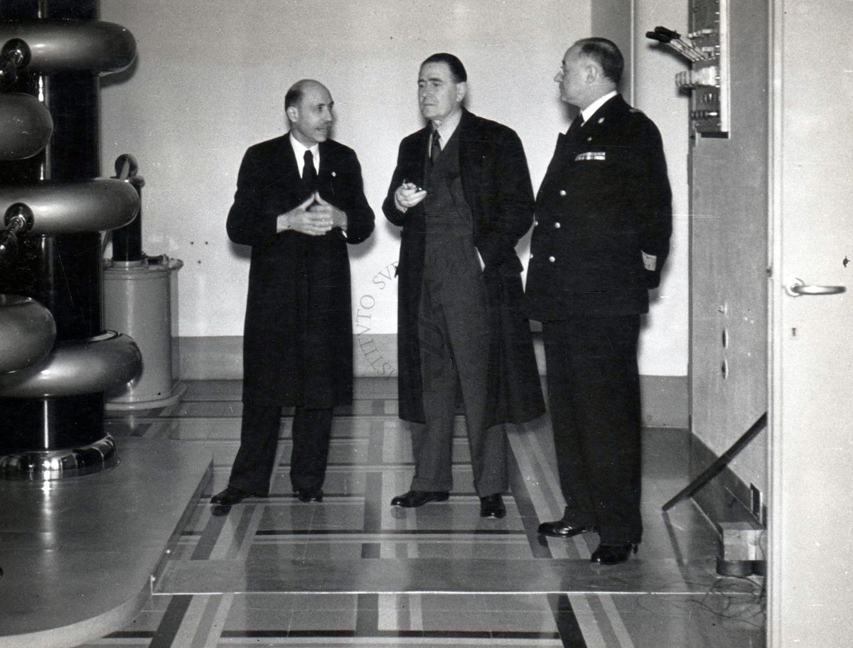 Sua Eccellenza Petretti (al centro),  il prof. Domenico Marotta (lato destro) e il prof. Giulio Cesare Trabacchi  (a sinistra) in un ambiente del Laboratorio di Fisica.
