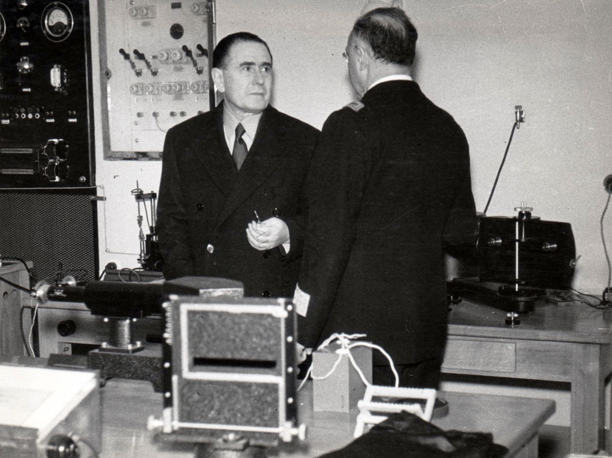 Sua Eccellenza Petretti (a sinistra) e  il prof. Domenico Marotta (lato destro di spalle) in un laboratorio dell'Istituto Superiore di Sanità.