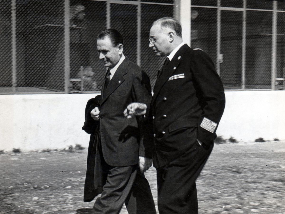 Sua Eccellenza Petretti (a sinistra) e  il prof. Domenico Marotta (lato destro) passeggiano davanti agli stabulari delle scimmie all'interno dell'Istituto Superiore di Sanità.