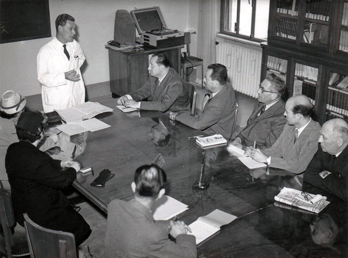 Chimici provinciali seguono un corso di aggiornamento in una sala dell'Istituto Superiore di Sanità.