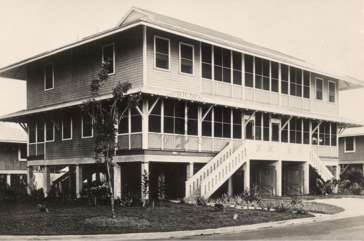 Edificio a due piani tipo palafitta con scalinata di accesso (Panama)