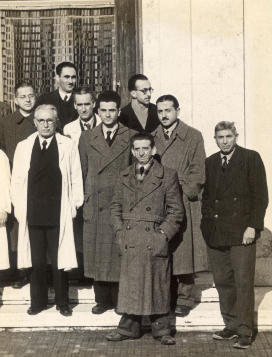 Foto di gruppo. Riconoscibile sulla sinistra, con camice bianco e occhiali, il prof. Alberto Missiroli