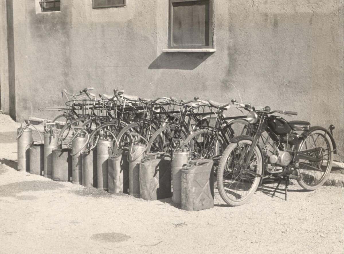 Attrezzatura completa su biciclette per una squadra di disinfestatori con D.D.T.