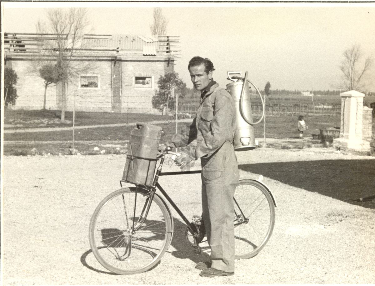 Un disinfestatore con il D.D.T. munito di biciclette
