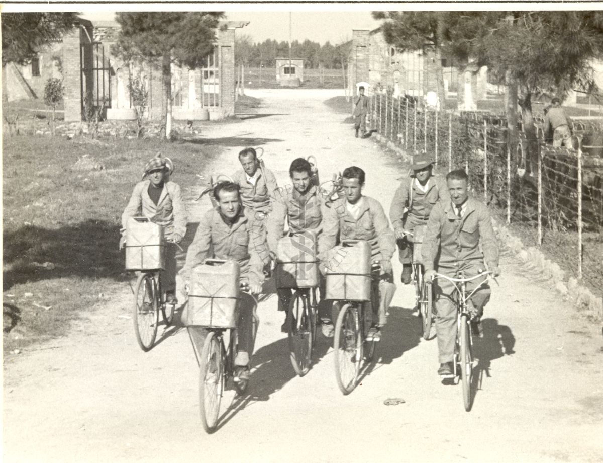 Una squadra di disinfestatori con il D.D.T., su biciclette, si avvia al lavoro