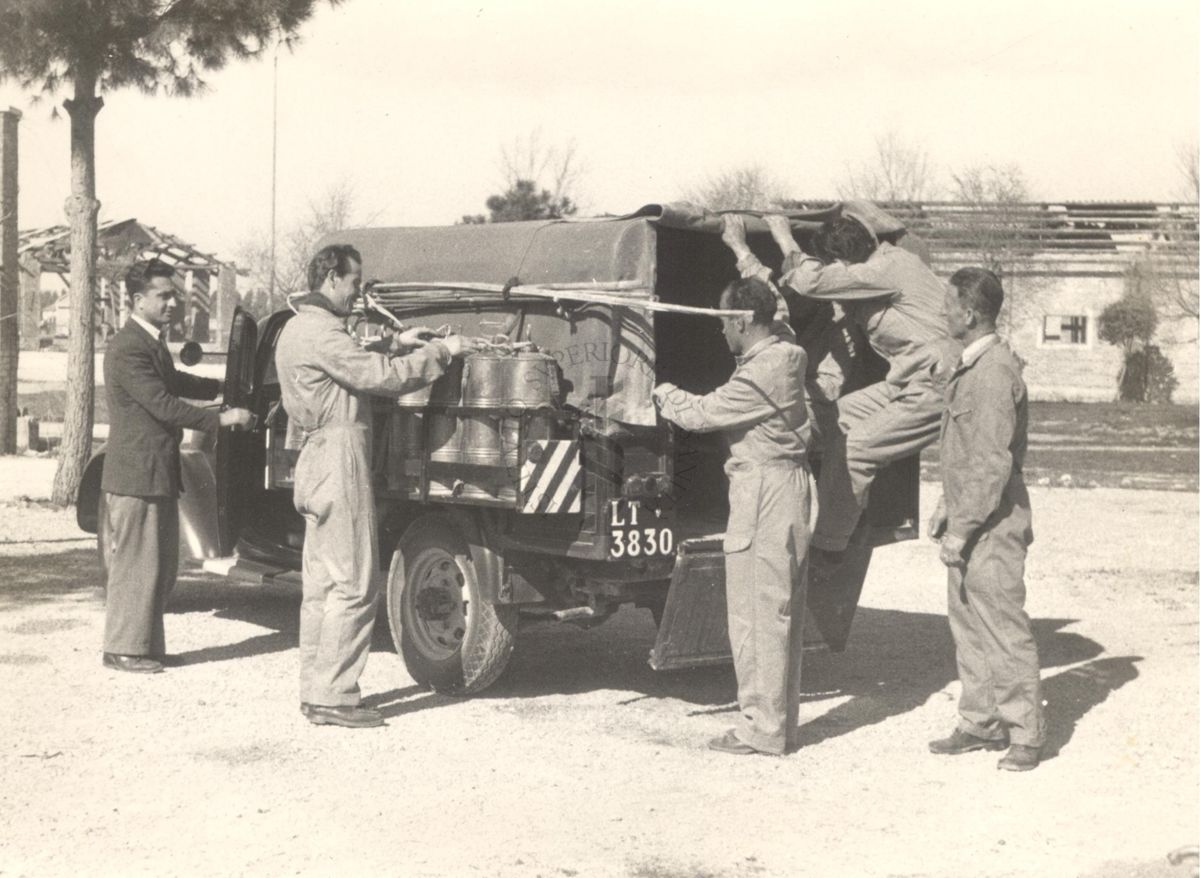Partenza di una squadra di disinfestatori con il D.D.T., con un camioncino attrezzato