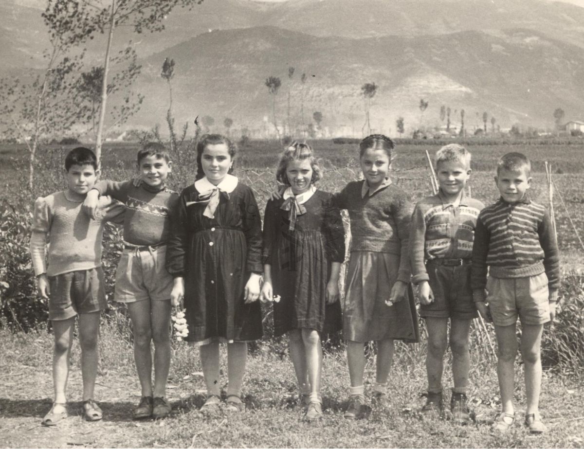 Gruppo di bambini in un campo