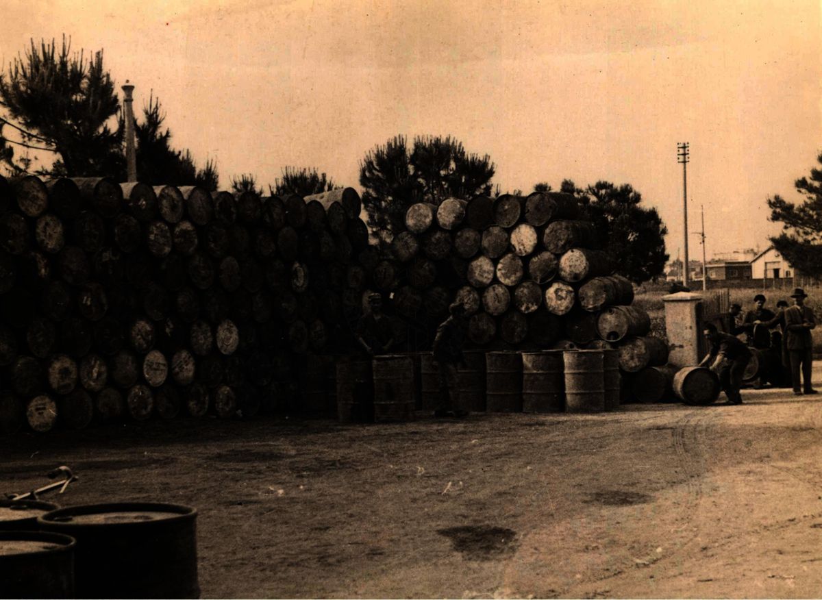 Fusti di petrolio al magazzino centrale di Littoria