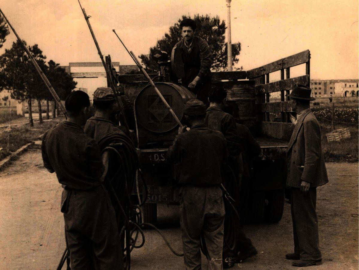 Preparativi per la partenza di un camion munito di compressore per l'uso del D.D.T.