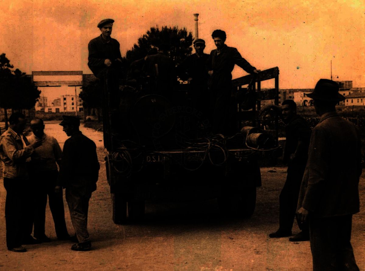 Preparativi per la partenza di un camion munito di compressore per l'uso del D.D.T.