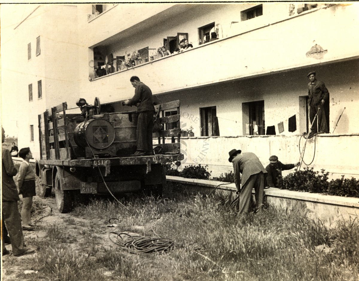 Preparativi per l'inizio del lavoro di una squadra di D.D.T. fornita di compressore