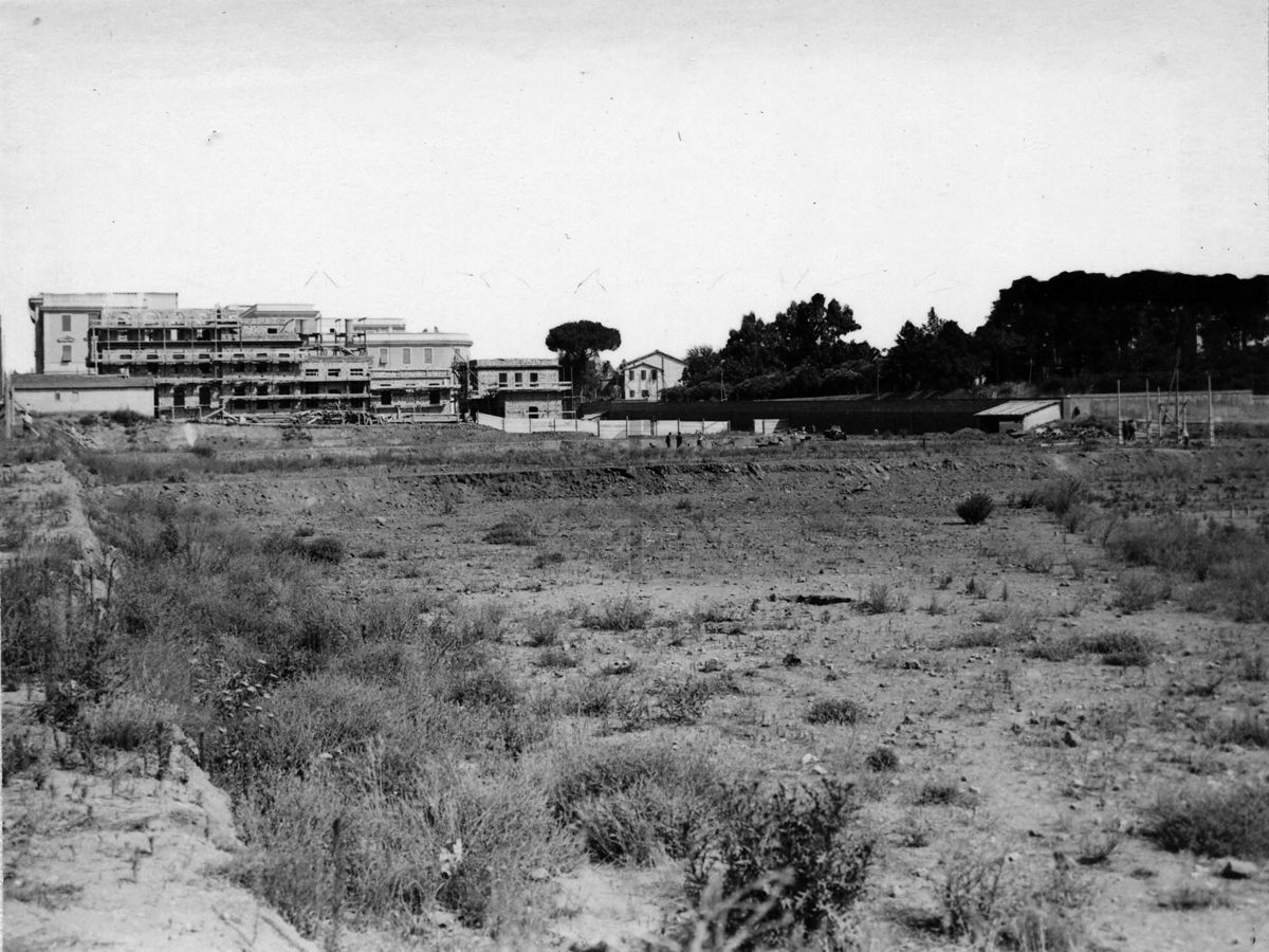 Terreno destinato all'edificazione dell'Istituto di Sanità Pubblica; visibili sullo sfondo (lato destro) gli alberi del cimitero del Verano