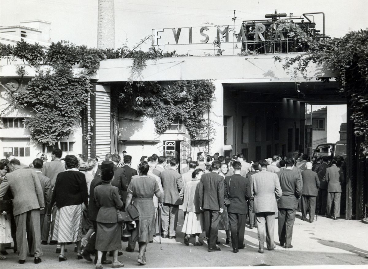 Foto dell'ingresso dello stabilimento Vismara in occasione della visita organizzata nei giorni del Congresso internazionale di Chimica tenutosi a Milano