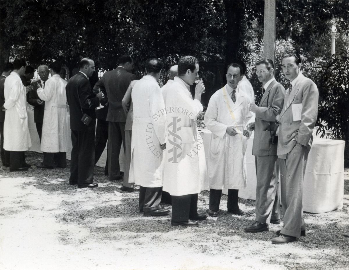 Congressisti ripresi intorno a un buffet allestito nel giardino in occasione del Congresso di Chimica microbiologica