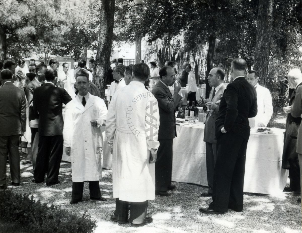 Congressisti ripresi intorno a un buffet allestito nel giardino in occasione del Congresso di Chimica microbiologica